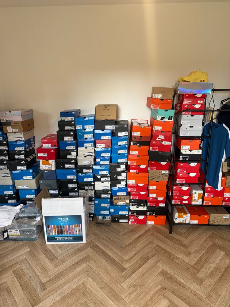 Random shoe on screen image 1