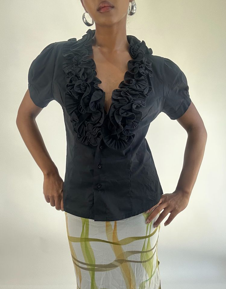 AUTUMN FAVOURITES | medium black ruffle shirt 4