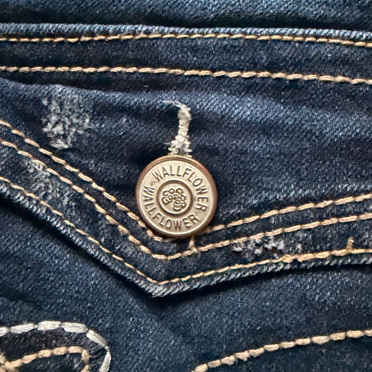 2000s Silver Embroidered Pocket Dark Denim Bootcut Jeans  imagen 3