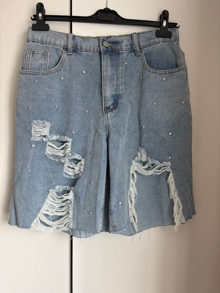 Light Blue Distressed Denim Shorts With Rhinestones obraz 1