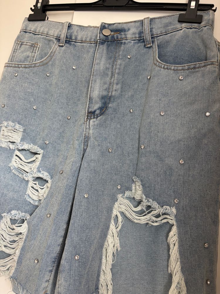 Light Blue Distressed Denim Shorts With Rhinestones obraz 2