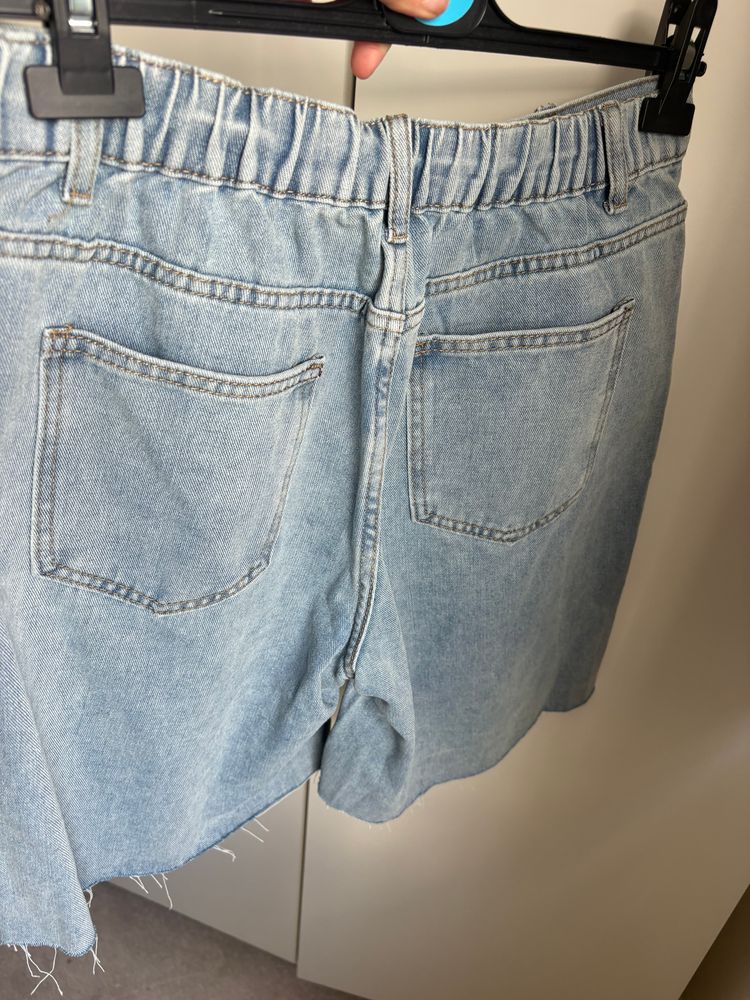 Light Blue Distressed Denim Shorts With Rhinestones obraz 3
