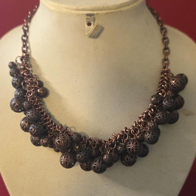 Metallic Chain Necklace With Spherical Charms imagen 2