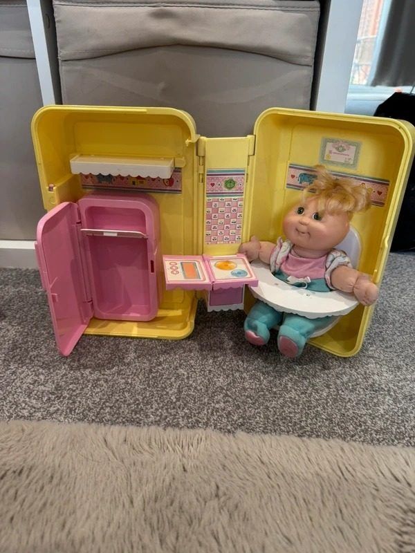 Doll With Yellow Playset Kitchen obraz 1