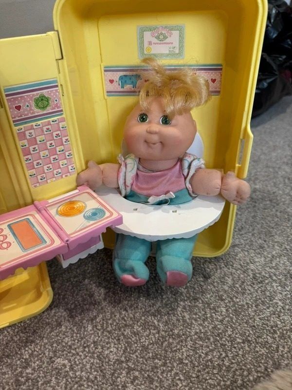 Doll With Yellow Playset Kitchen obraz 2
