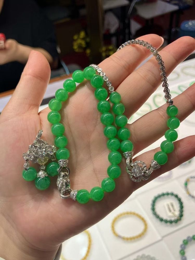 Green Beaded Bracelet With Silver Accents obraz 1