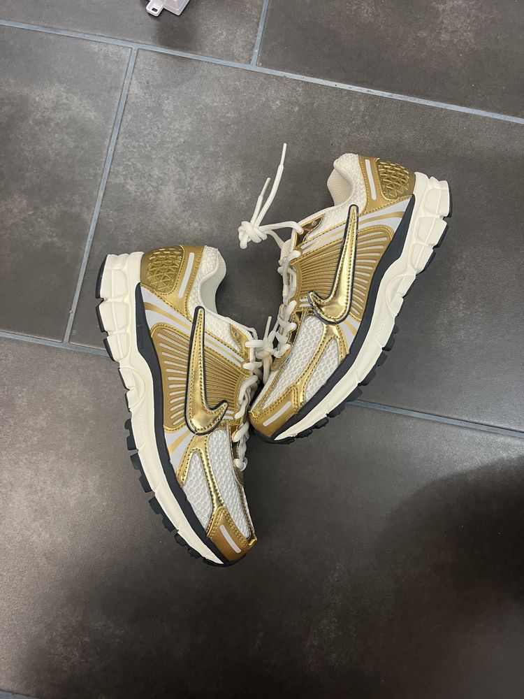 Nike Vomero 5 Metallic Gold