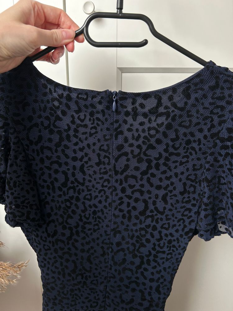 Krótka sukienka w panterkę falbanka wiązana dekolt | Blue Vanilla women's dress 5
