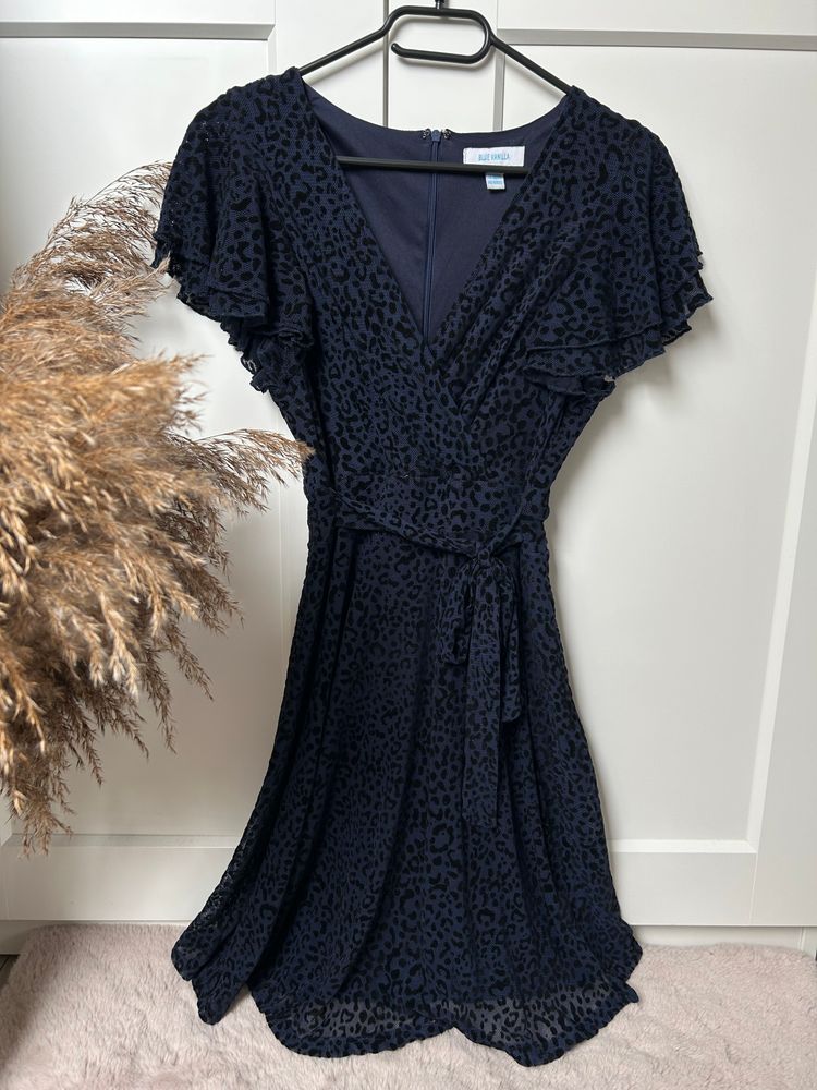 Blue Vanilla Krótka sukienka w panterkę falbanka wiązana dekolt | Blue Vanilla women's dress product image