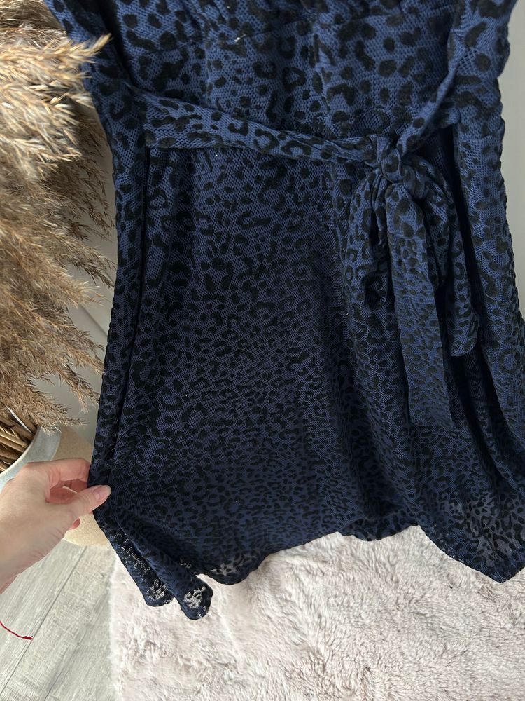 Krótka sukienka w panterkę falbanka wiązana dekolt | Blue Vanilla women's dress 2