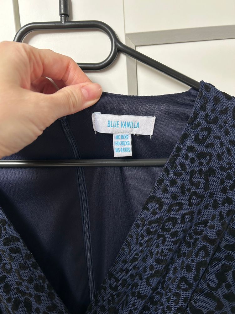 Krótka sukienka w panterkę falbanka wiązana dekolt | Blue Vanilla women's dress 4
