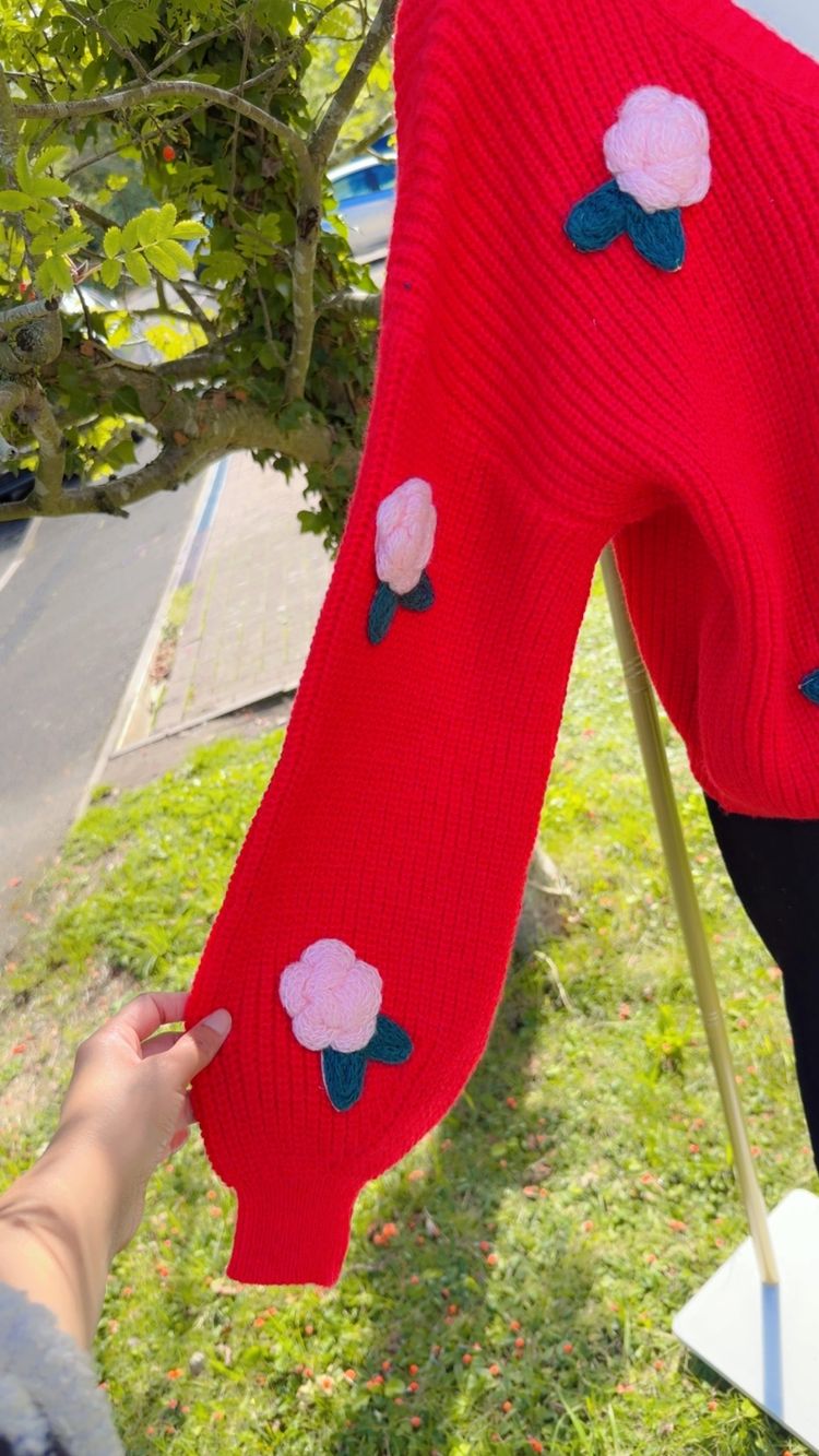 Red Cardigan With Pink Flower Appliques imagen 2