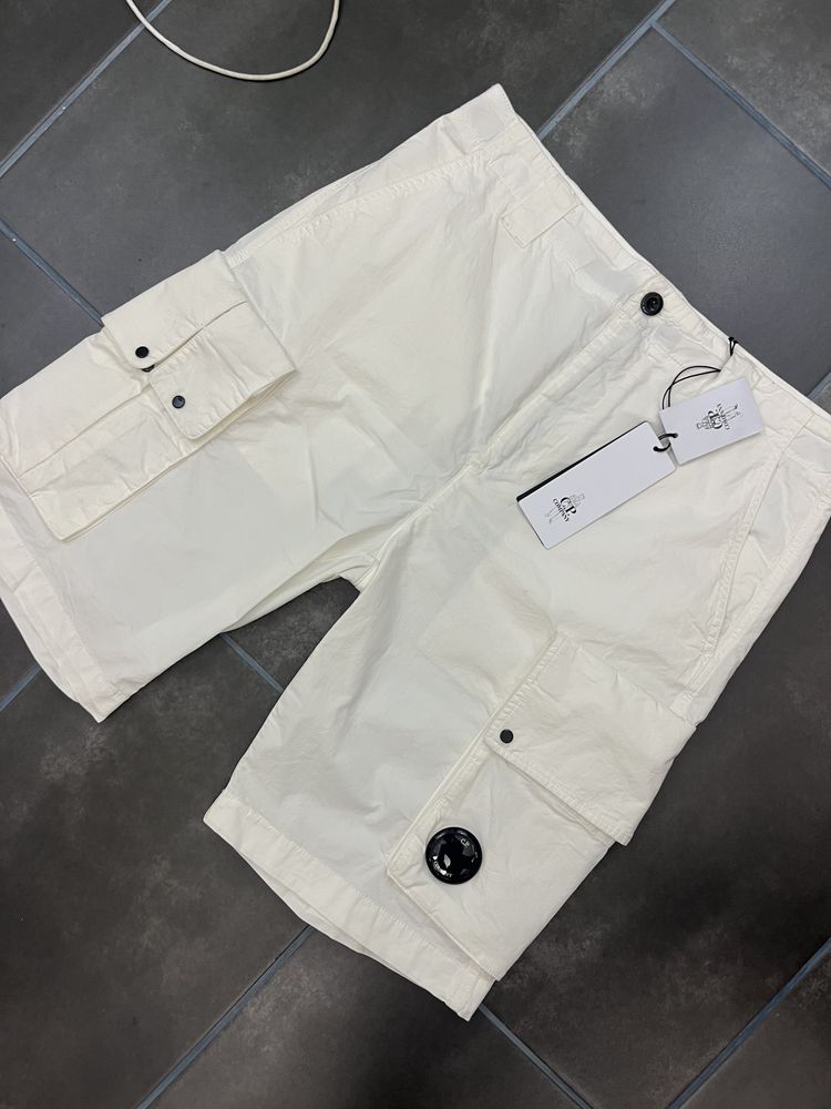 White Cargo Shorts nuovo