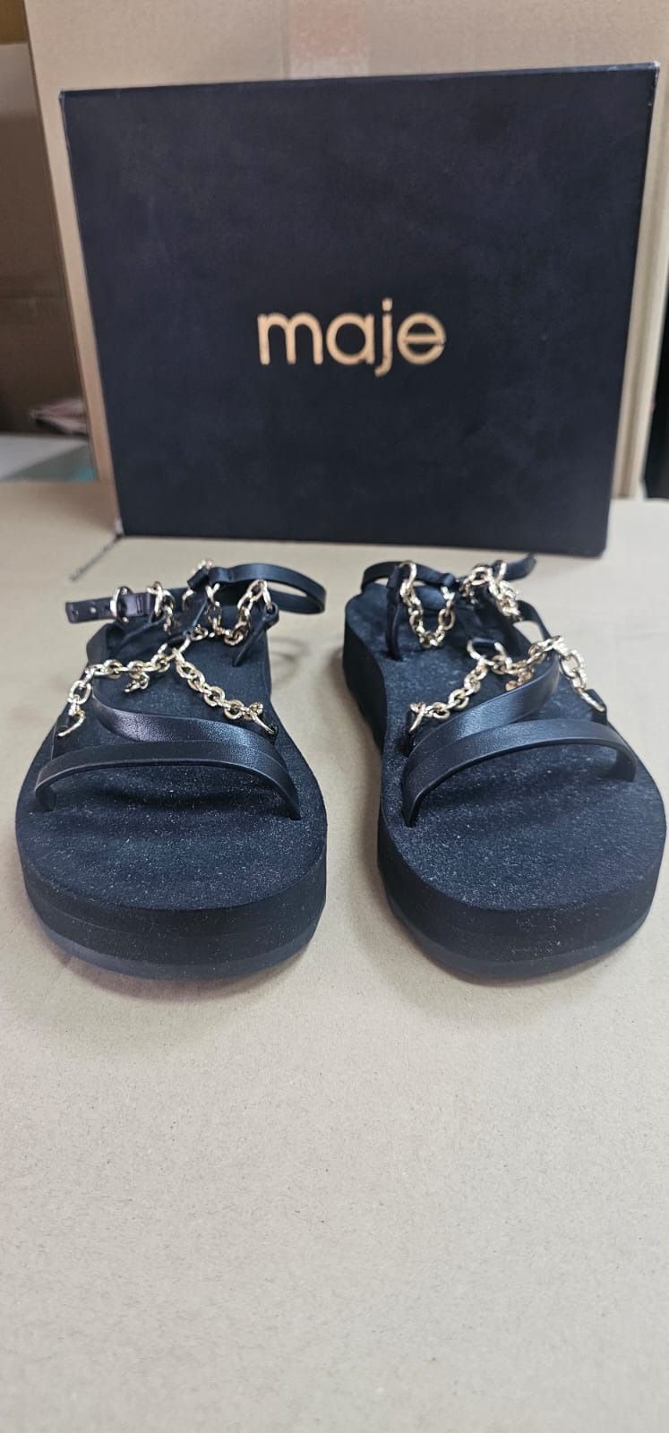 maje black sandals with gold chains obraz 2