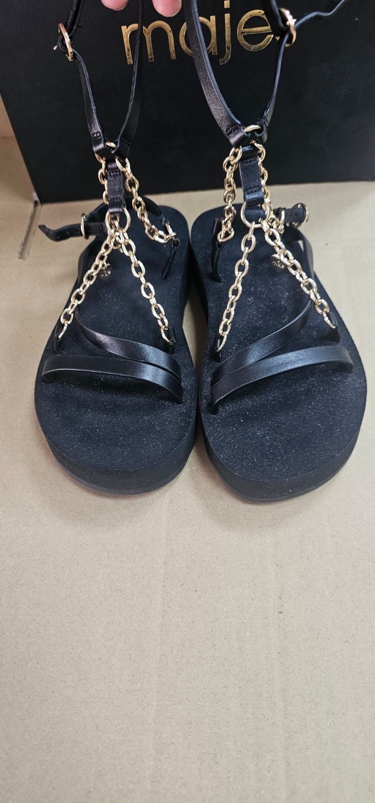 maje black sandals with gold chains obraz 3