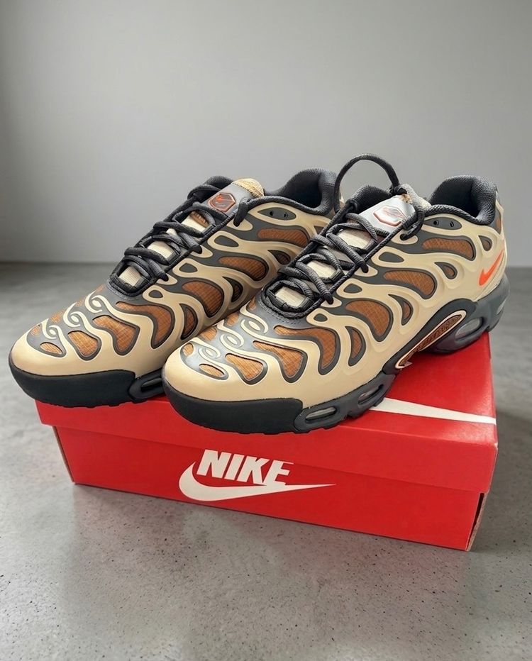 NIKE AIR MAX PLUS image 2