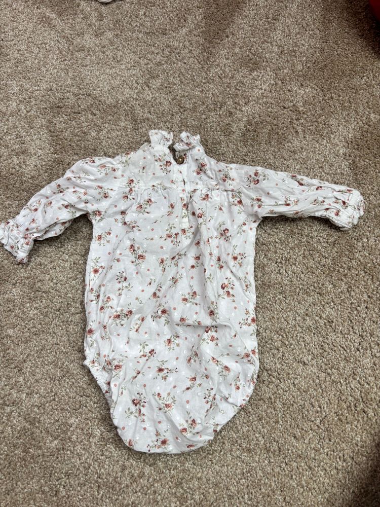 Newbie Floral Long Sleeve Baby Bodysuit &  Two Bonnets imagen 2