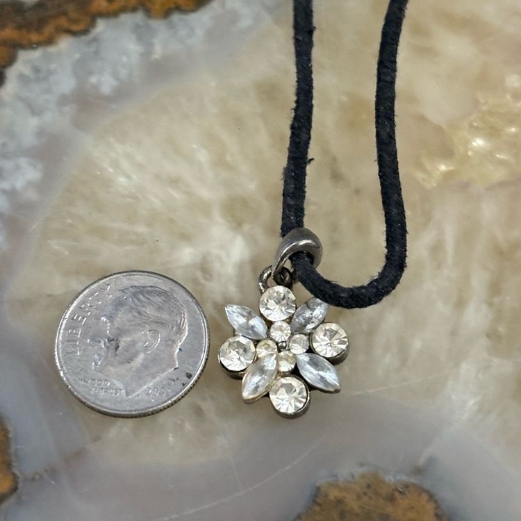 Black Cord Necklace With Crystal Flower Pendant obraz 2