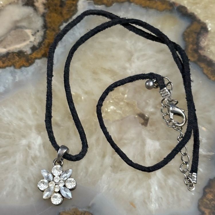Black Cord Necklace With Crystal Flower Pendant imagen 1