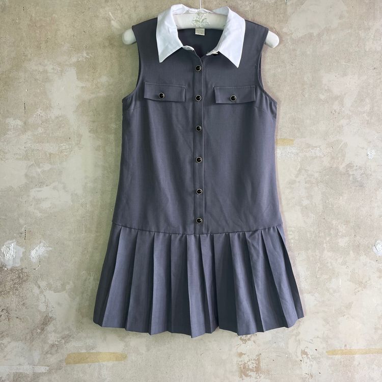Sleeveless Dress With White Collar