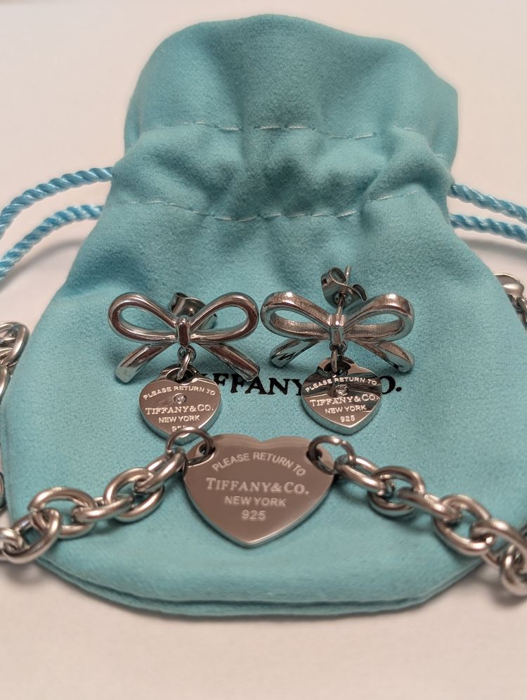 Silver Bow Earrings And Heart Tag Bracelet Set obraz 3