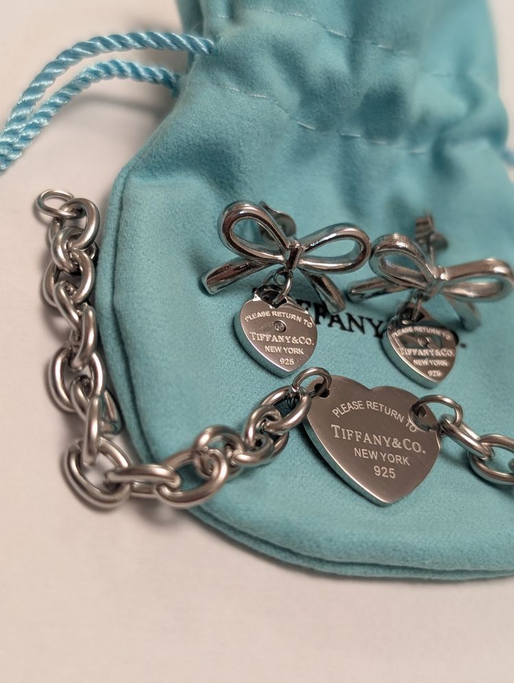 Silver Bow Earrings And Heart Tag Bracelet Set obraz 5