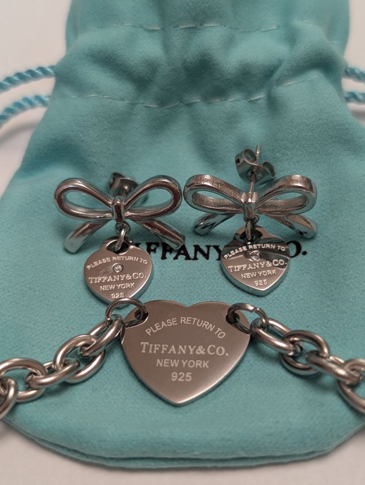 Silver Bow Earrings And Heart Tag Bracelet Set obraz 4