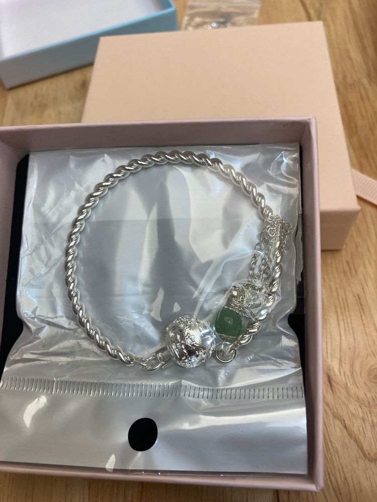 Silver Twisted Chain Bracelet With Green Bead And Tassel Charm obraz 3