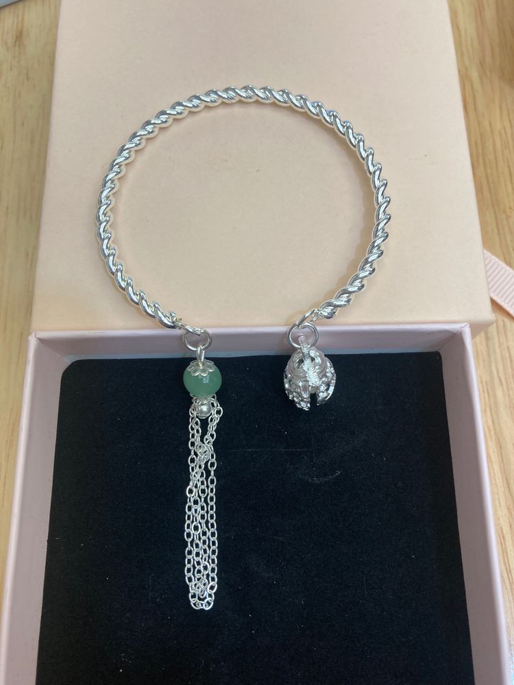 Silver Twisted Chain Bracelet With Green Bead And Tassel Charm imagen 1