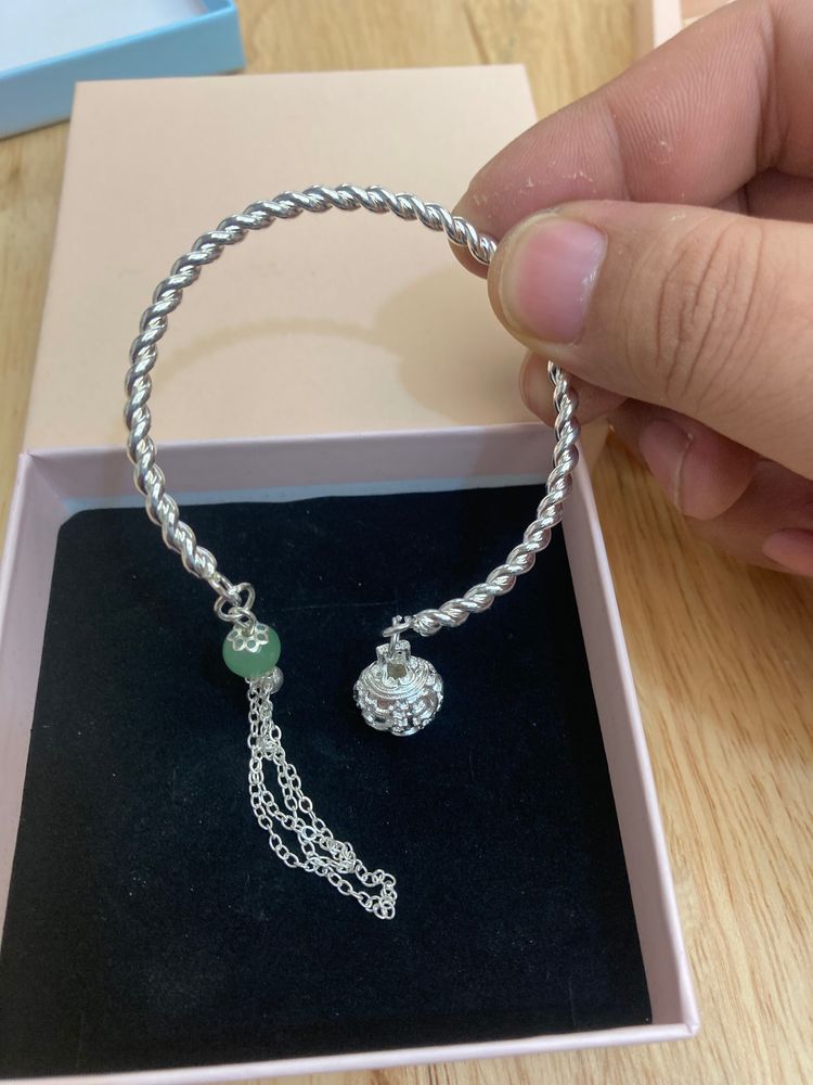 Silver Twisted Chain Bracelet With Green Bead And Tassel Charm obraz 2