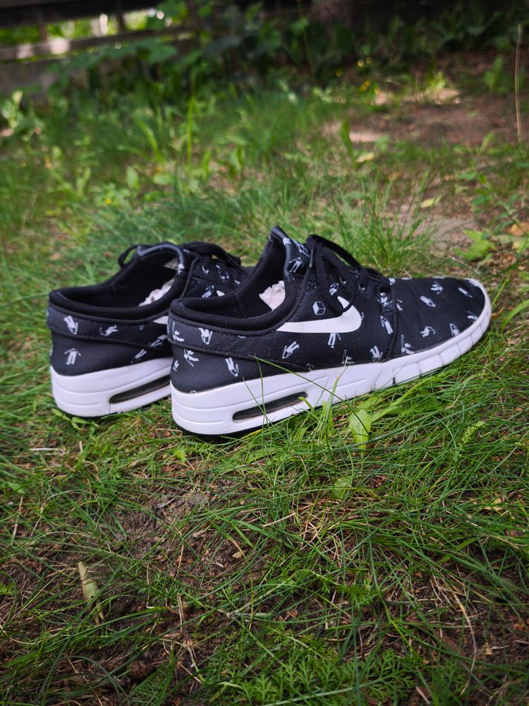 Nike Black Sneakers With White Sole And Print image 3