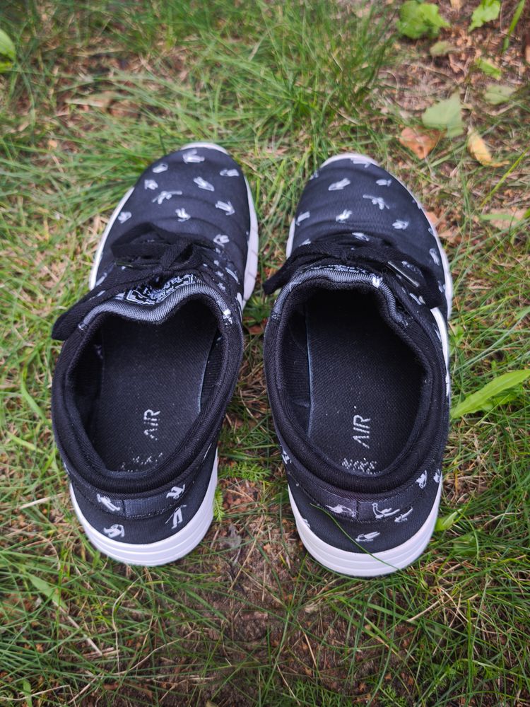 Nike Black Sneakers With White Sole And Print image 7