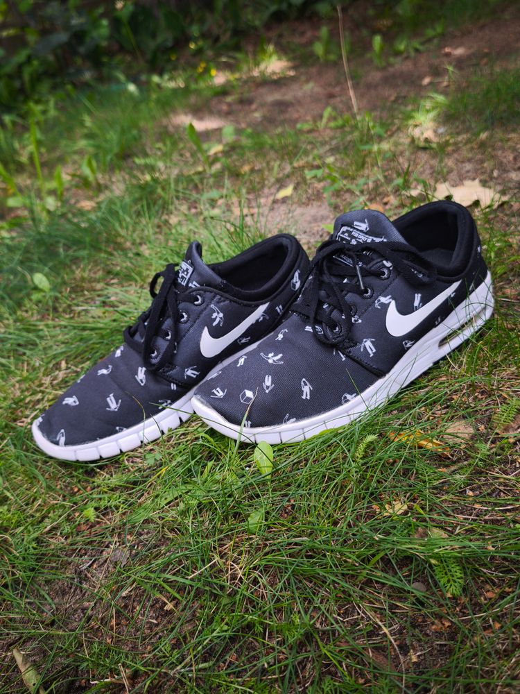 Nike Black Sneakers With White Sole And Print image 8
