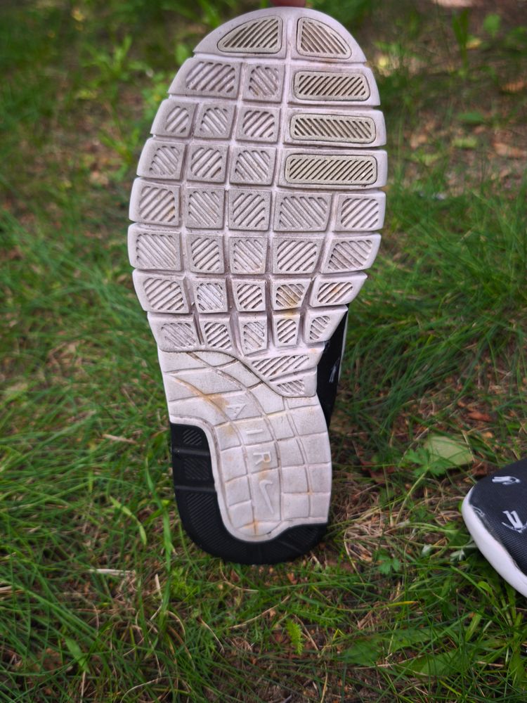 Nike Black Sneakers With White Sole And Print image 5