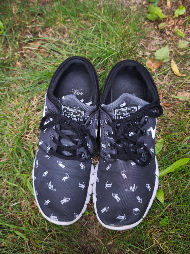 Nike Black Sneakers With White Sole And Print image 9