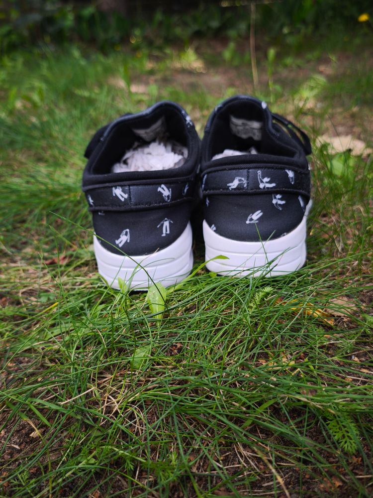 Nike Black Sneakers With White Sole And Print image 4