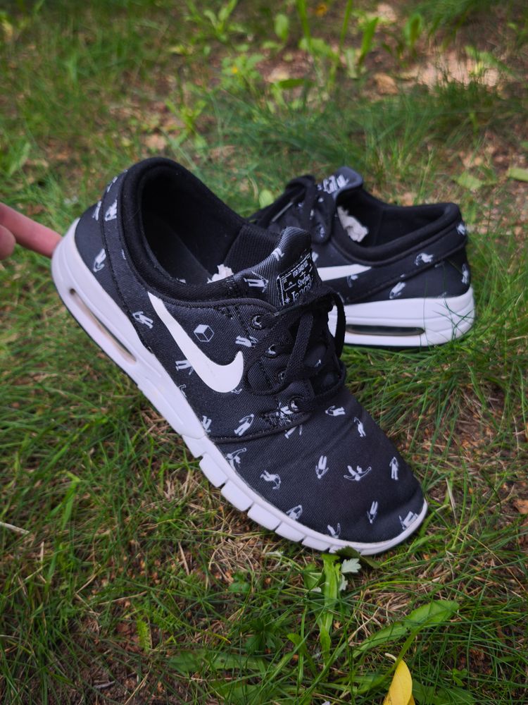 Nike Black Sneakers With White Sole And Print