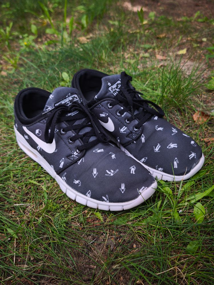 Nike Black Sneakers With White Sole And Print image 2