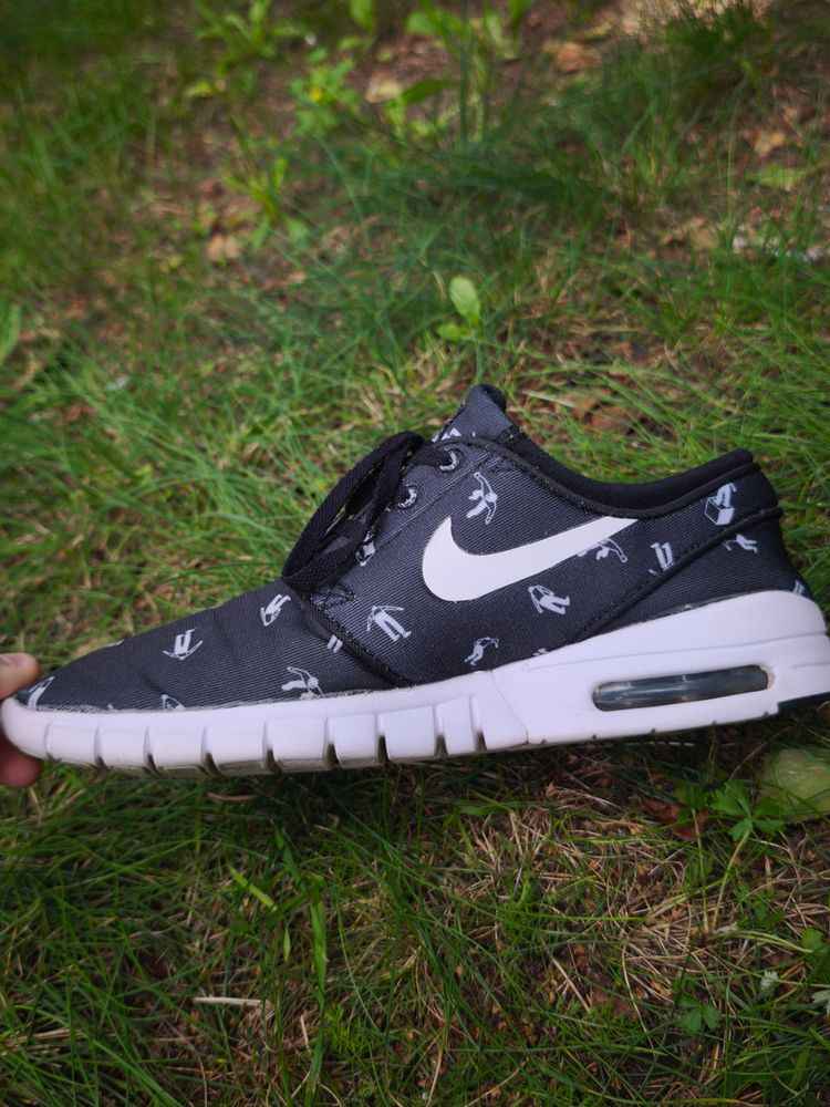 Nike Black Sneakers With White Sole And Print image 10