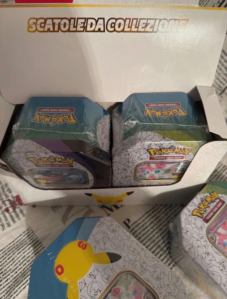 Immagine di Tin 30esimo anniversario pokémon sealed 2