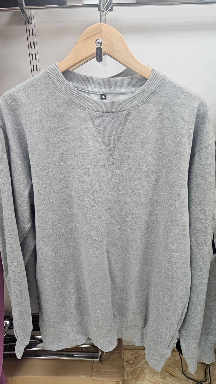 Grey Sweatshirt crewe kneck size XL