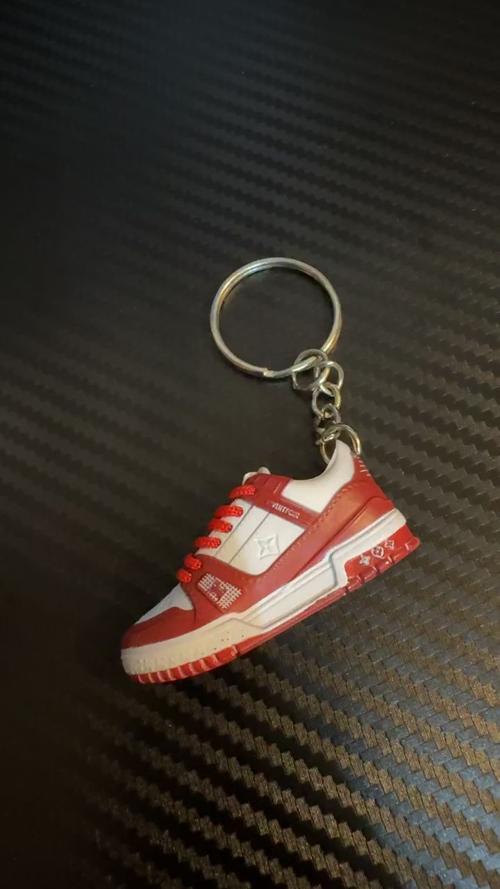 Immagine di Louis Vuitton Sneaker Keychain 1