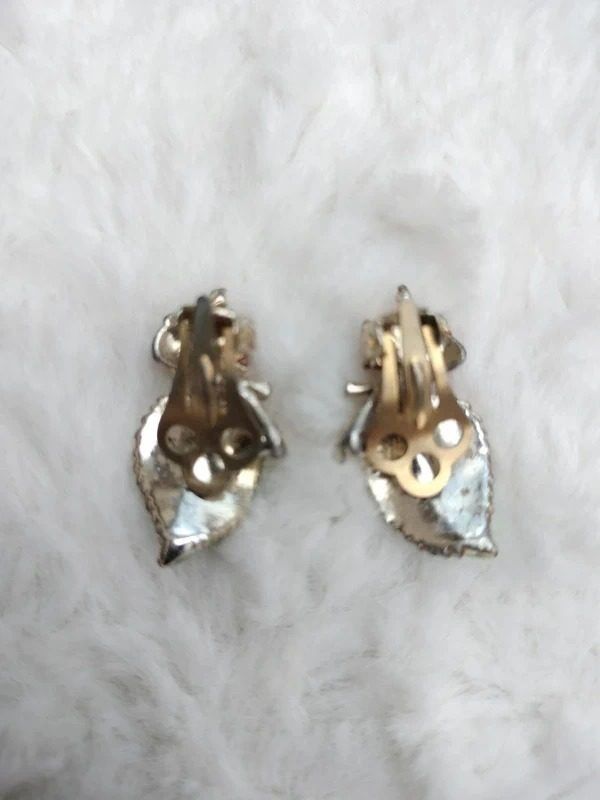 Leaf And Berry Brooch And Clip-On Earrings Set image 3