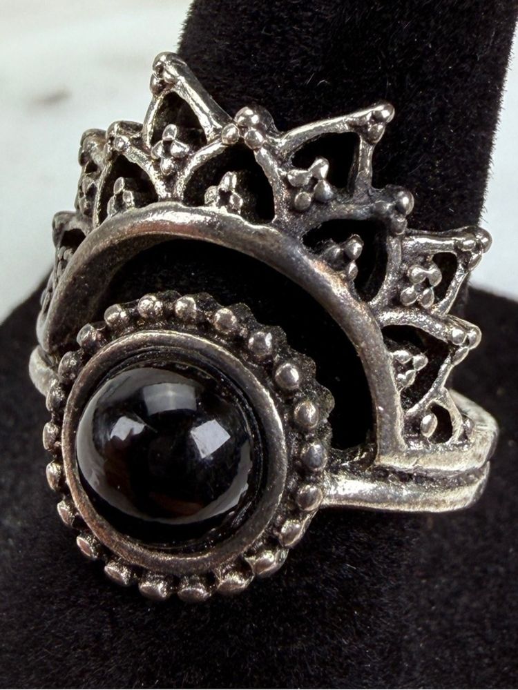 Silver-Tone Ring With Black Stone imagen 2