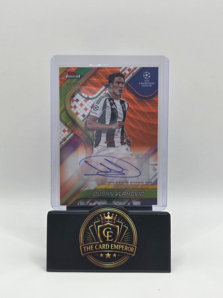 Dusan Vlahovic (Juventus) 19/25 Autographed Card Topps Finest 2024-2025