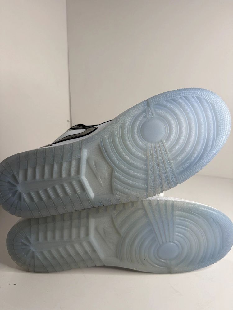 Baskets Jordan sneakers montantes cuir verni broderie wings au talon blanc et noir Homme taille 47,5 image 3