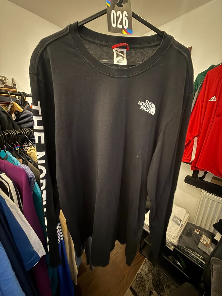 The North Face black long sleeve shirt M26