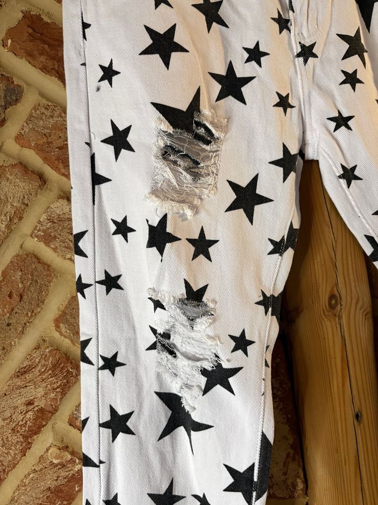 White Jeans With Black Star Print And Distressed Details imagen 2