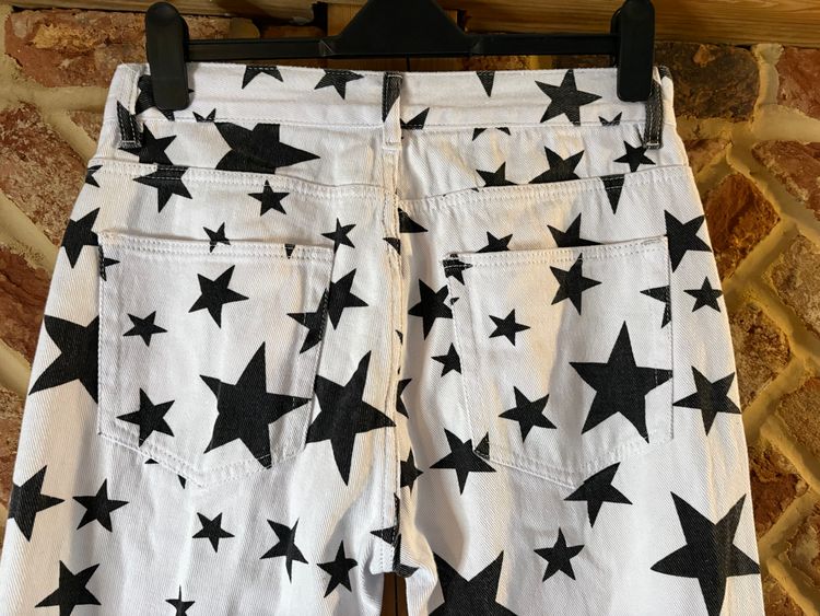 White Jeans With Black Star Print And Distressed Details imagen 6