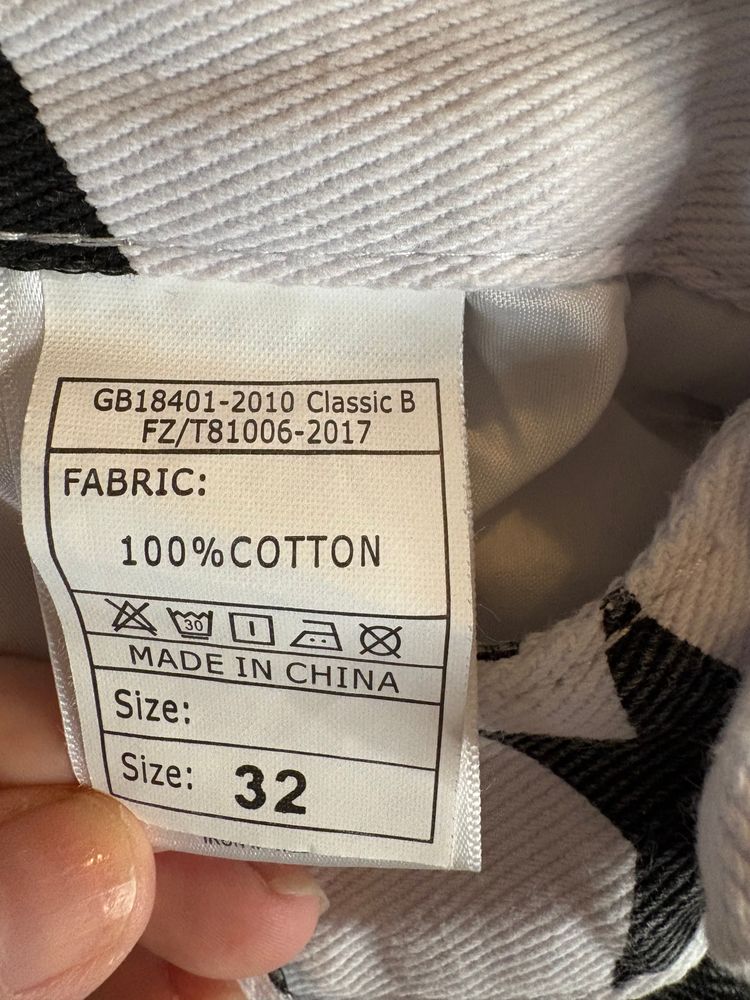 White Jeans With Black Star Print And Distressed Details imagen 7